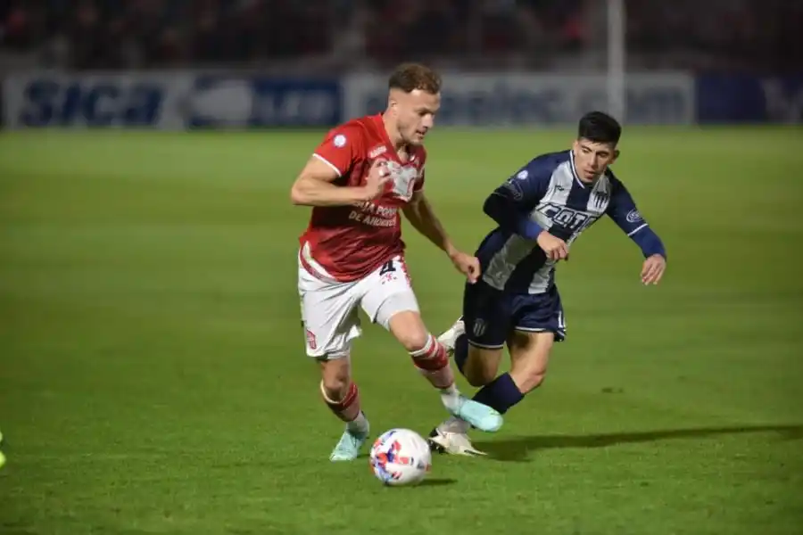 PERFECTO ESTADO. El campo de La Ciudadela dejó desplegar un fútbol veloz.  