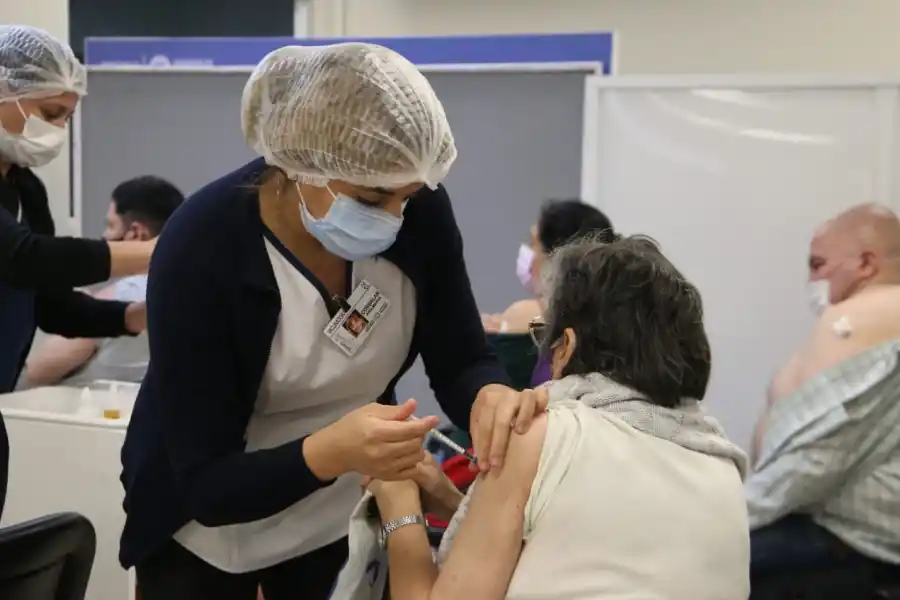 Vacunación en el nodo del servicio 107. FOTO MINISTERIO DE SALUD PÚBLICA