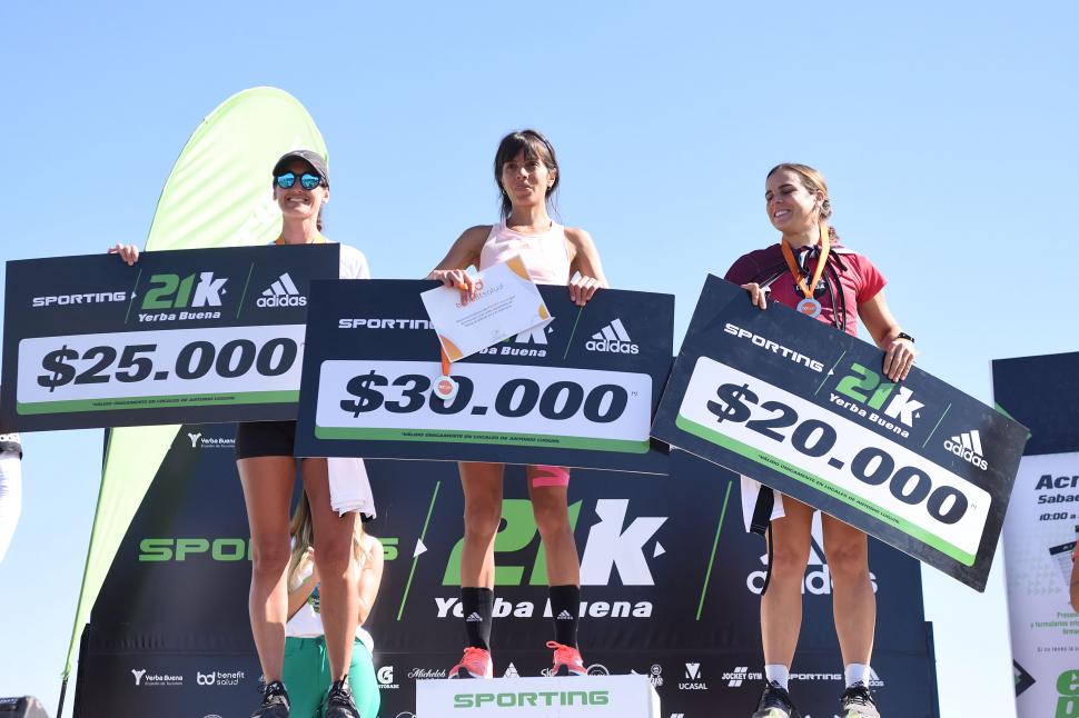 FESTEJO. Sosa, Moraleda y Andreozzi en el podio general femenino de los 21K.