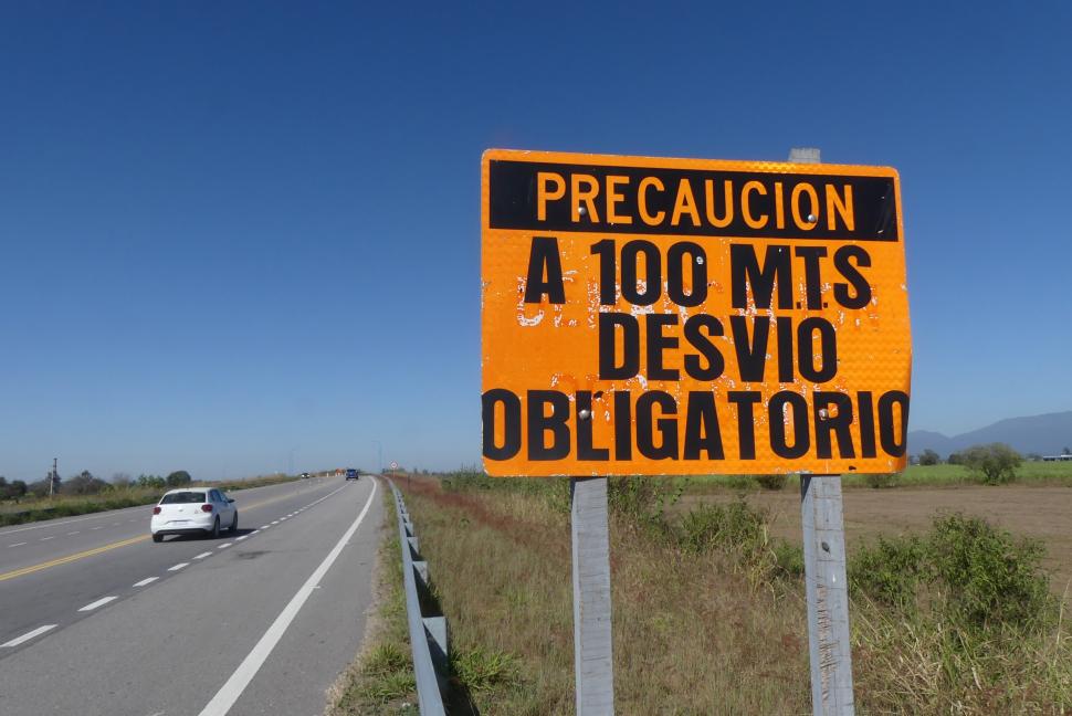 CORTE. Una fisura en un puente obligó a derivar el tránsito. LA GACETA / FOTOS DE OSVALDO RIPOLL
