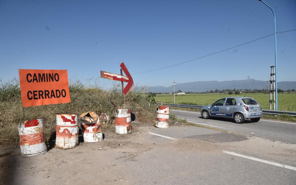 COMPLICACIÓN. El desvío genera congestión en el acceso a la ciudad.