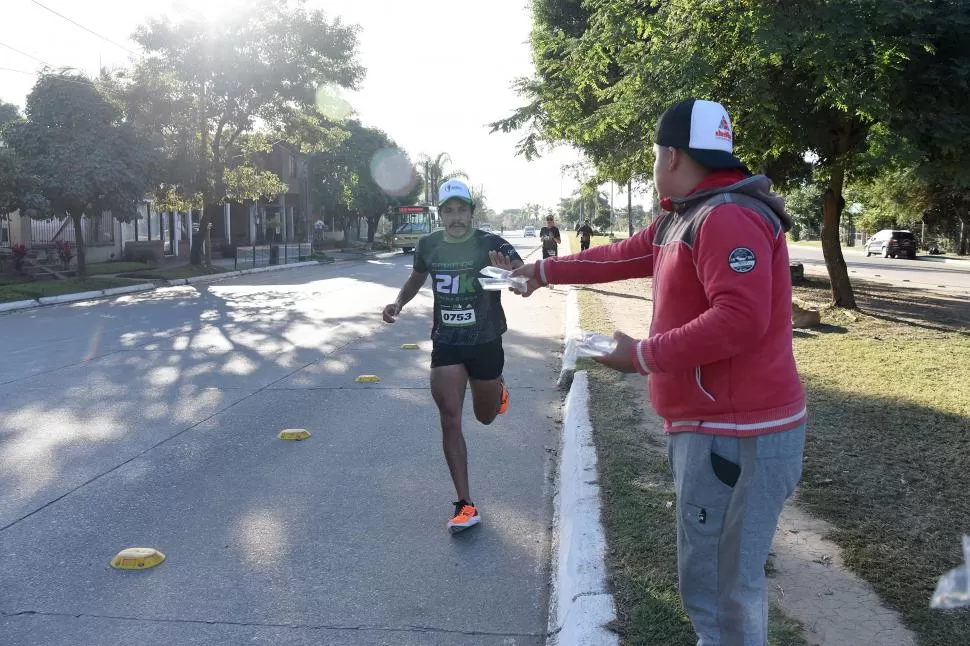 REFRESCARSE. Los corredores aprovecharon cada puesto de hidratación.  