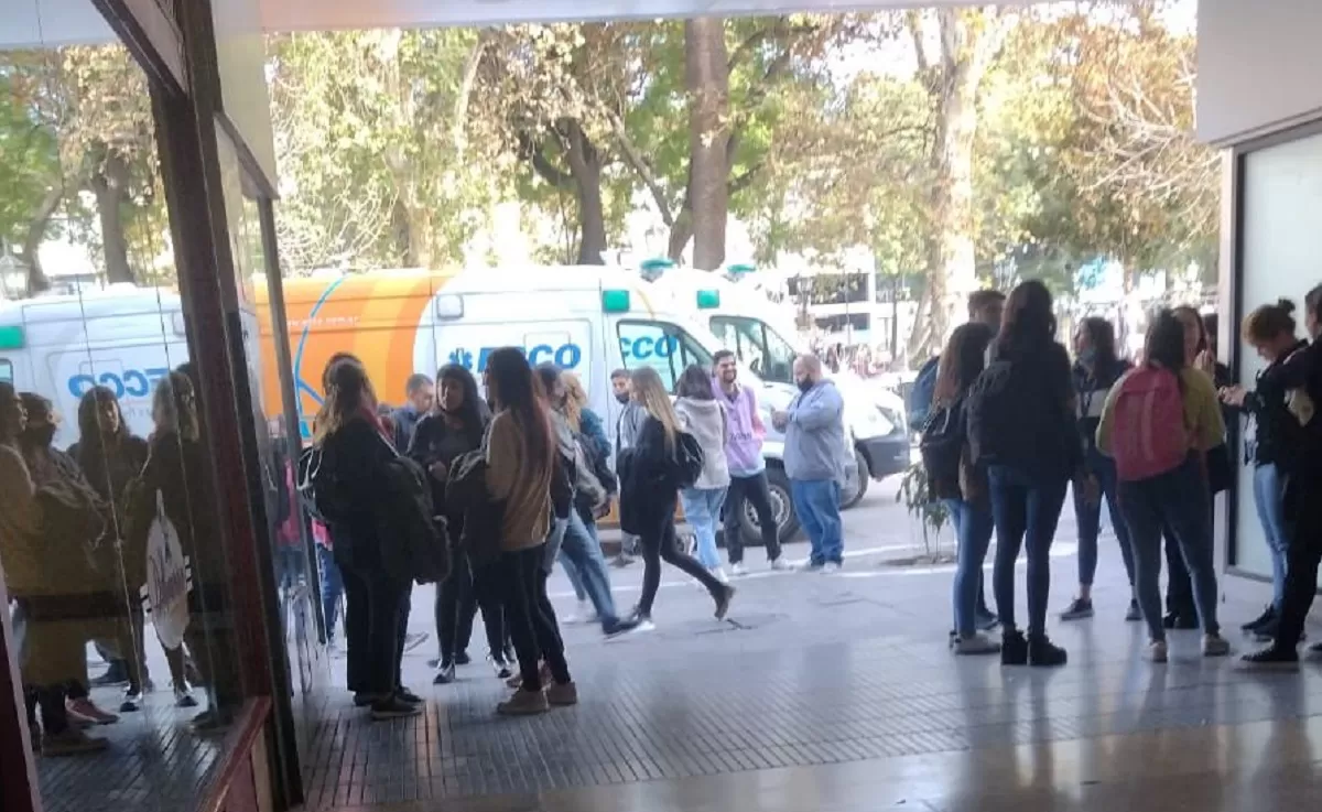 Varias ambulancias asistieron a una decena de personas que trabajan en un call center de Galería San Martín, en Córdoba.