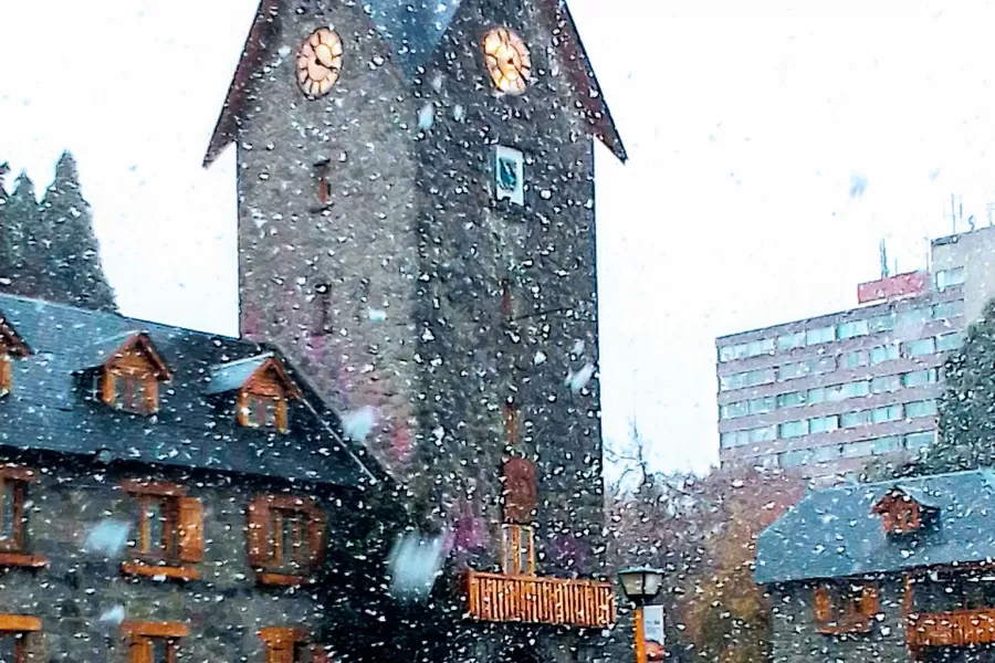 Comenzó a nevar en Bariloche, que espera una temporada turística récord