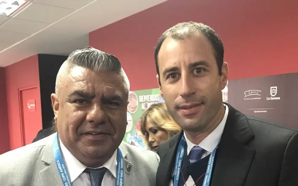 Diego Guacci, el entrenador denunciado, junto a Tapia, presidente de la AFA.