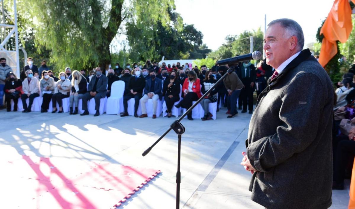 El gobernador Osvaldo Jaldo en el acto en la escuela de Benjamín Paz, Trancas. Foto: Comunicación Pública