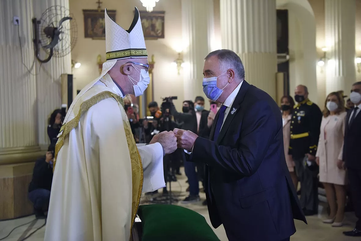 El gobernador, Osvaldo Jaldo, saluda al obispo auxiliar, Roberto Ferrari. Foto LA GACETA / Analía Jaramillo