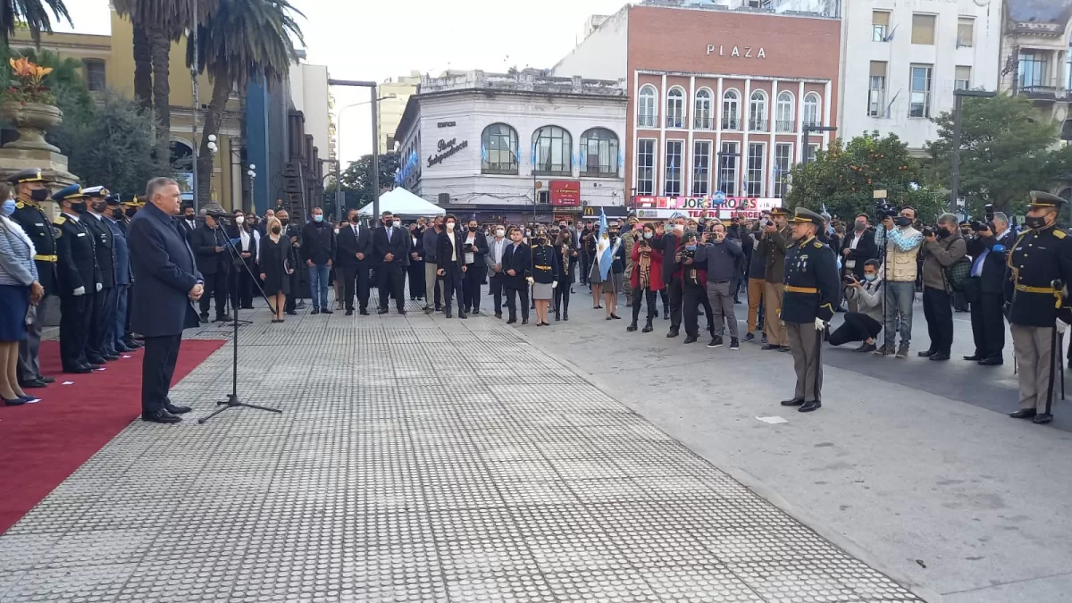 A LAS AFUERAS DE LA CASA DE GOBIERNO. Jaldo encabezó los actos oficiales por el 25 de Mayo. Foto de LA GACETA / Analía Jaramillo