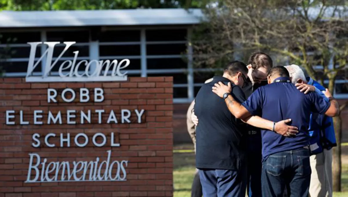 DOLOR. Familiares de los niños lloran en las puertas de la escuela de Texas.