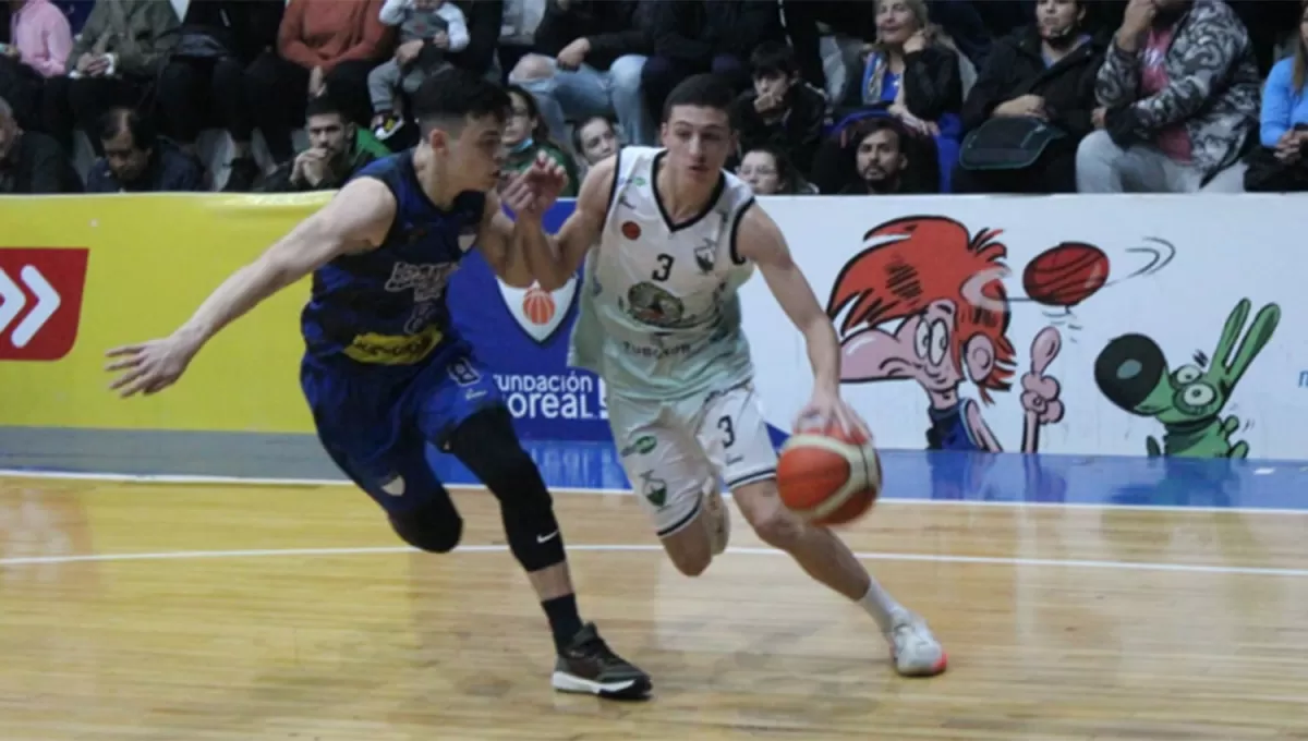 EN LA PLAZOLETA. Mitre y Belgrano comenzarán a definir la serie este viernes.