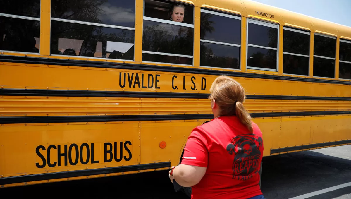 TERROR. Docentes evacuaron la escuela minutos después del ataque en Uvalde, Texas.