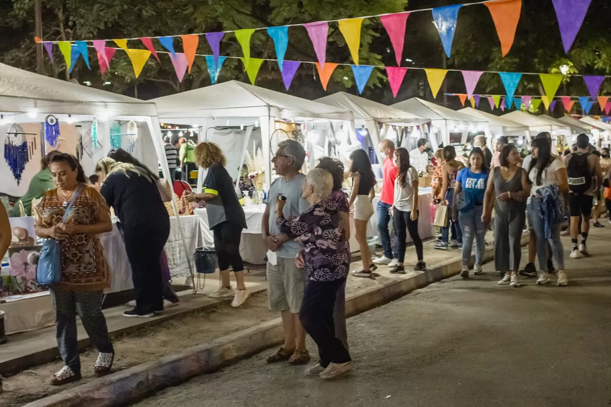 Ferias de Artesanos: en el parque Avellaneada y en plaza Temática