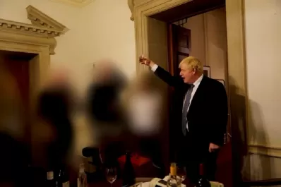 Boris Johnson asume la plena responsabilidad por el Partygate, pero persisten los pedidos de renuncia