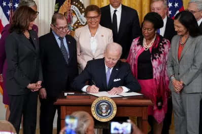 Estados Unidos: Joe Biden firmó una orden ejecutiva para reformar la policía