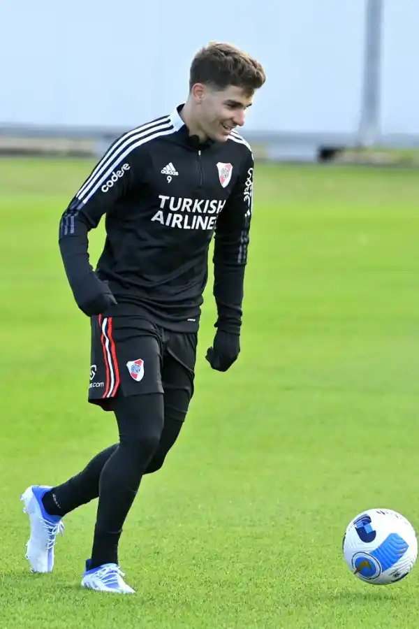 ARTILLERO. Julián Álvarez es una de las principales cartas de gol del “Millonario”. 