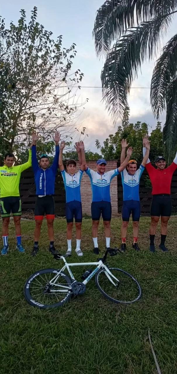 DESTACADOS. Los ciclistas mostraron un gran nivel en los 87 kilómetros de la prueba que se realizó en la ruta provincial 305.  