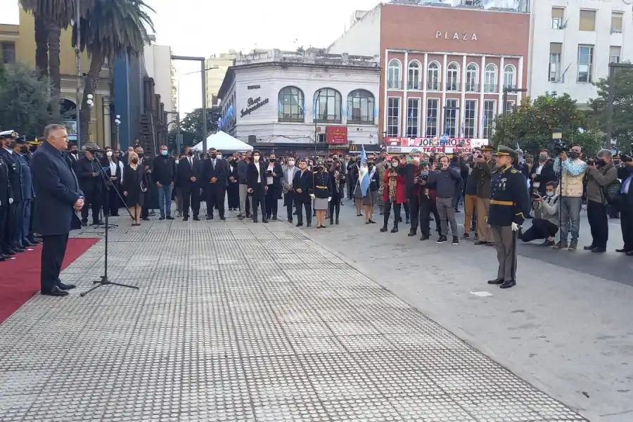 A LAS AFUERAS DE LA CASA DE GOBIERNO. Jaldo encabezó los actos oficiales por el 25 de Mayo. Foto de LA GACETA / Analía Jaramillo