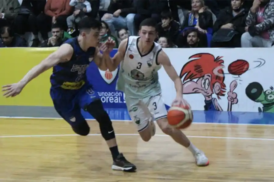 EN LA PLAZOLETA. Mitre y Belgrano comenzarán a definir la serie este viernes.