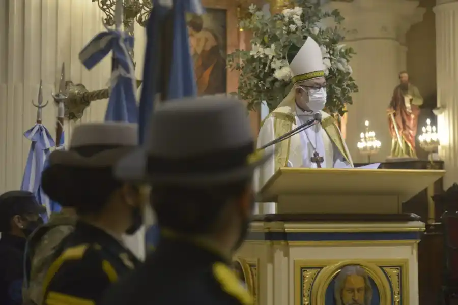 Monseñor Roberto José Ferrari, Obispo auxiliar de Tucumán.