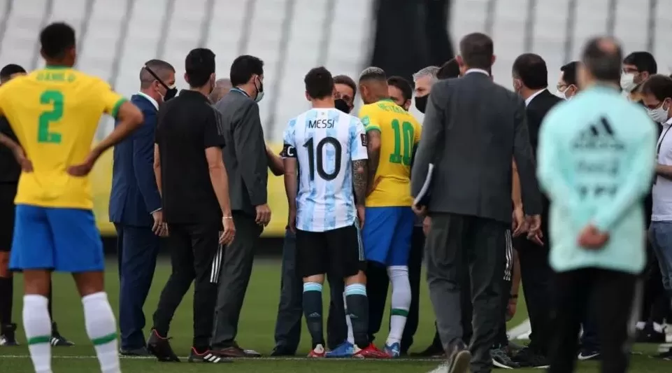 CLÁSICO SUDAMERICANO. Lionel Messi y Neymar Jr pidieron explicaciones a la autoridad del comité sanitario por la decisión de suspender el partido.