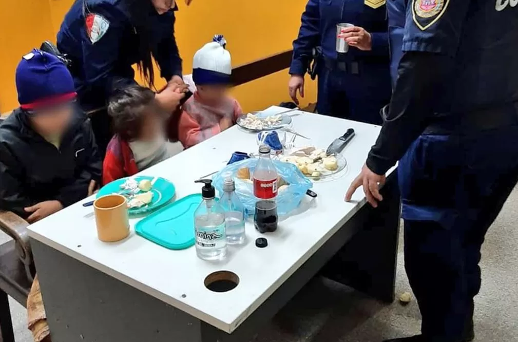 Tres niños deambulaban solos en Córdoba