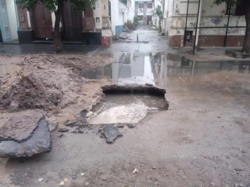 Ahora, en Buenos Aires al 400: el pavimento se hunde en las calles céntricas de la ciudad