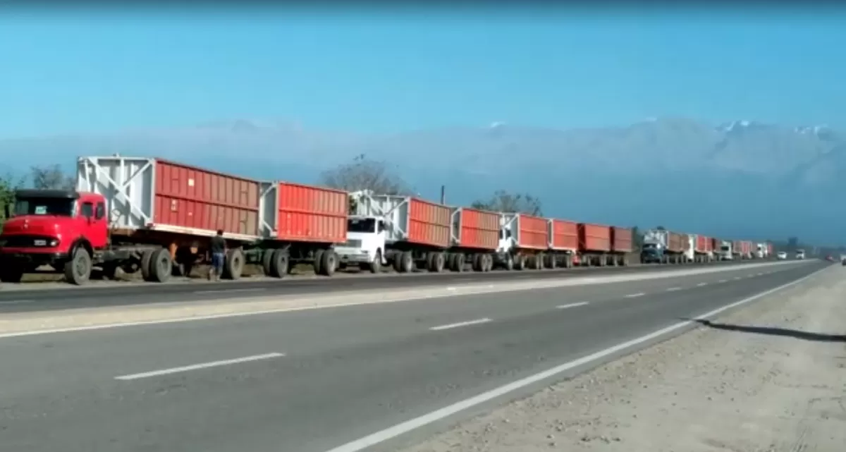 EN CONCEPCIÓN. Fila de camiones cañeros para cargar gasoil días atrás. CAPTURA DE VIDEO