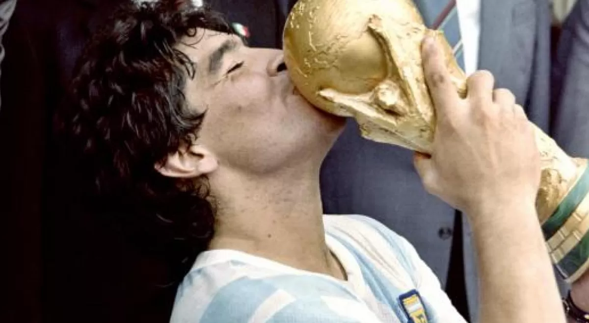 Diego Maradona con la copa del mundo