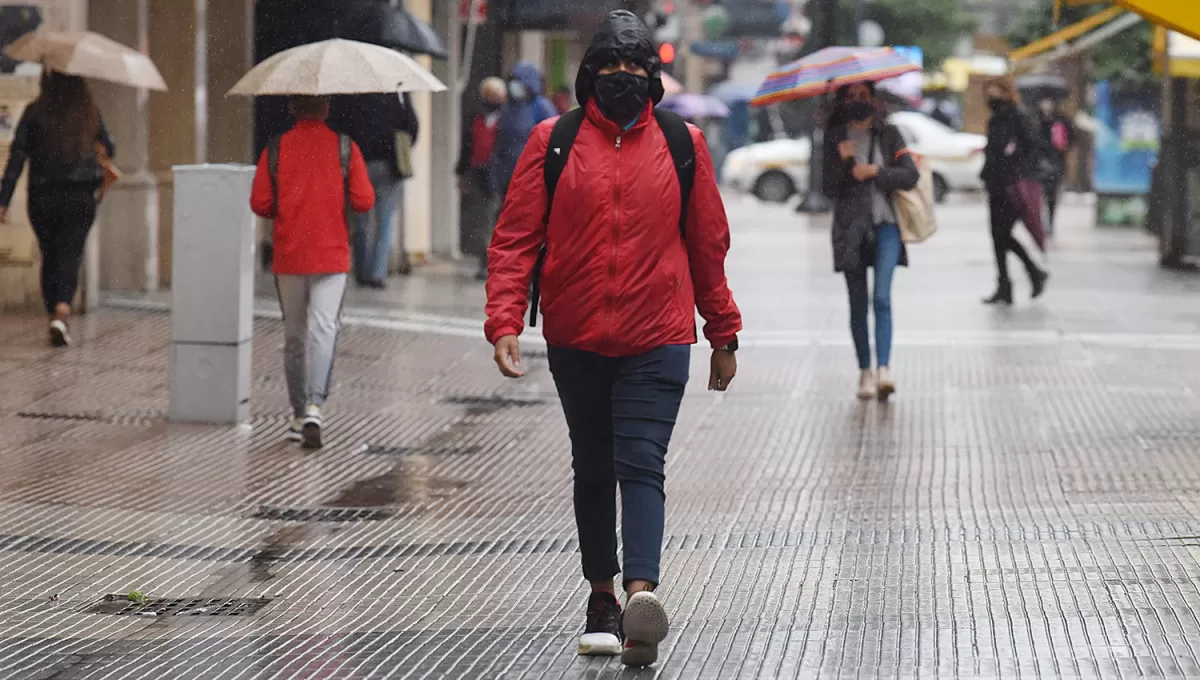 LLOVIZNA Y FRÍO. El estado del tiempo obligará a los tucumanos a llevar paraguas hasta pasado el mediodía.