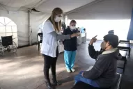 Vacunación: una intérprete para recibir y atender a pacientes hipoacúsicos