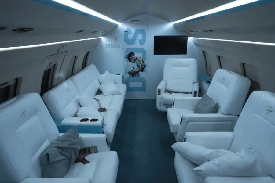 El avión homenaje a Maradona por dentro
