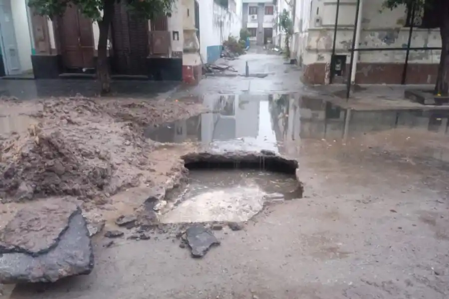Ahora, en Buenos Aires al 400: el pavimento se hunde en las calles céntricas de la ciudad