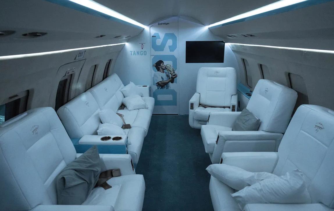 El avión homenaje a Maradona por dentro
