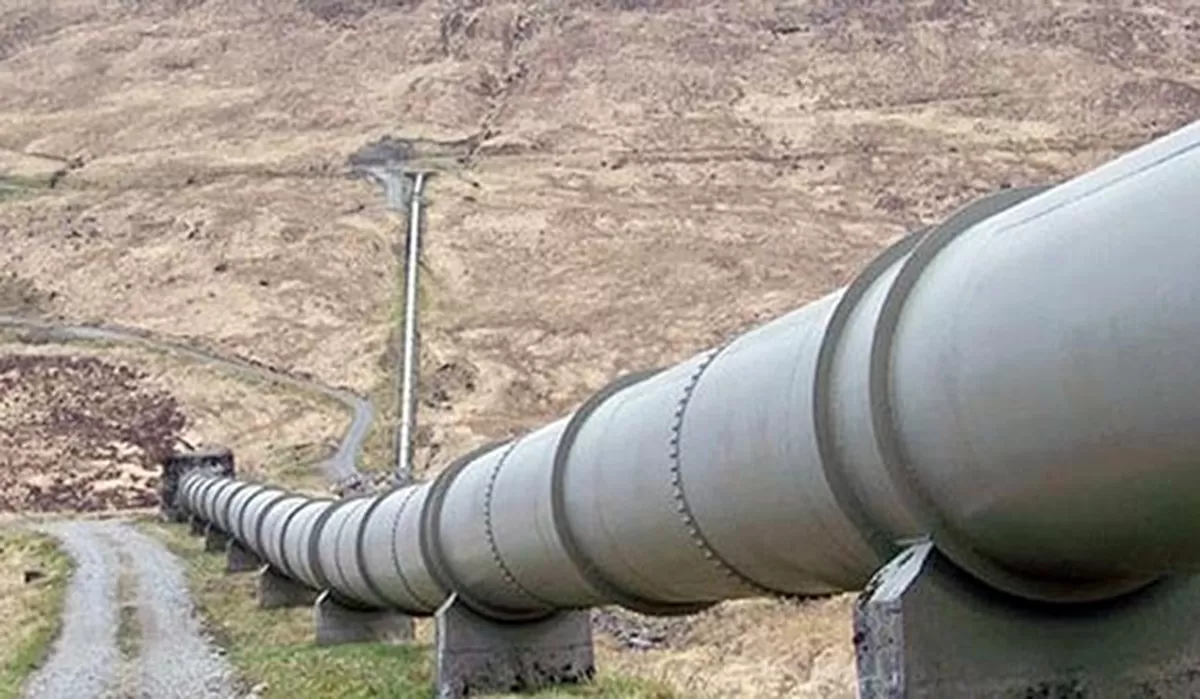 PRIMER ACUERDO. La firma del contrato permitirá comprar 582 km de cañerías, que serán utilizadas para la primera etapa del gasoducto, entre Tratayén (Neuquén) y Saliquelló (Buenos Aires).
