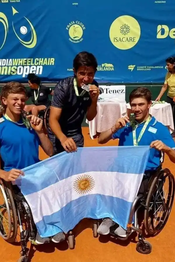 CON LA CELESTE Y BLANCA. Benjamín, Gonzalo y el equipo nacional están de gira desde marzo.  