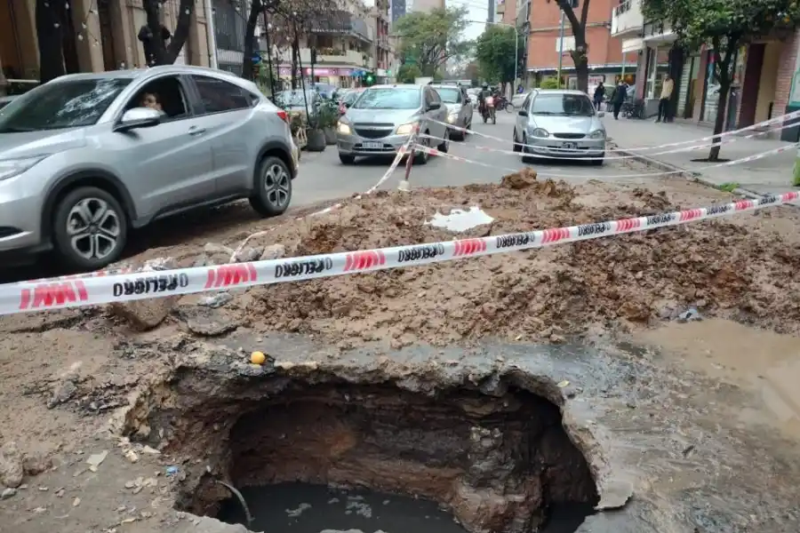 Un enorme boquete se abrió en el pavimento en Buenos Aires al 400
