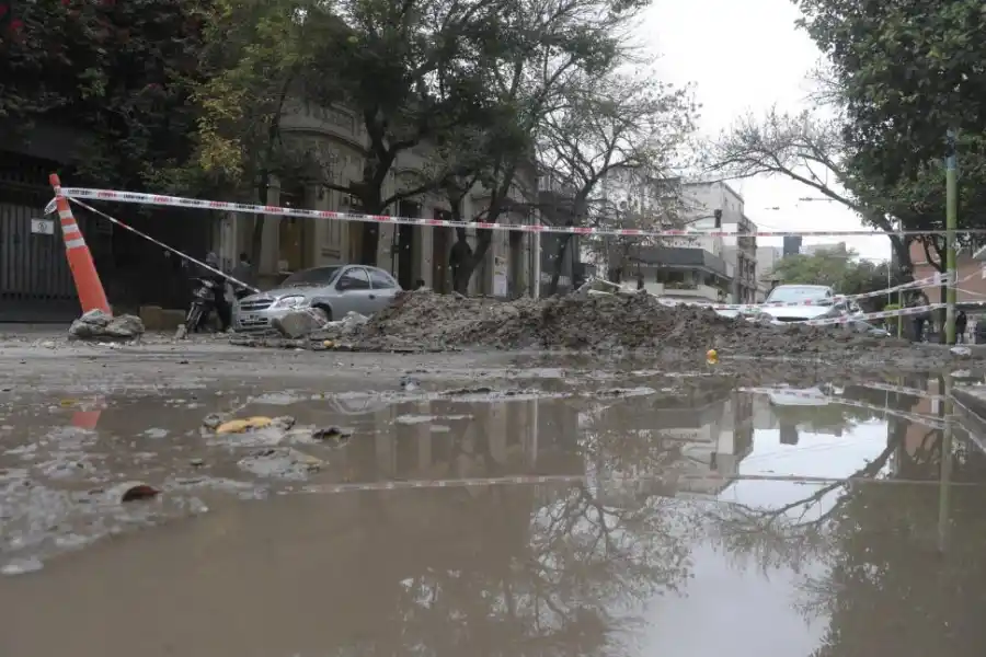 AGUA Y BARRO. Los vecinos quedaron en medio del lodazal. LA GACETA / FOTOs DE franco vera
