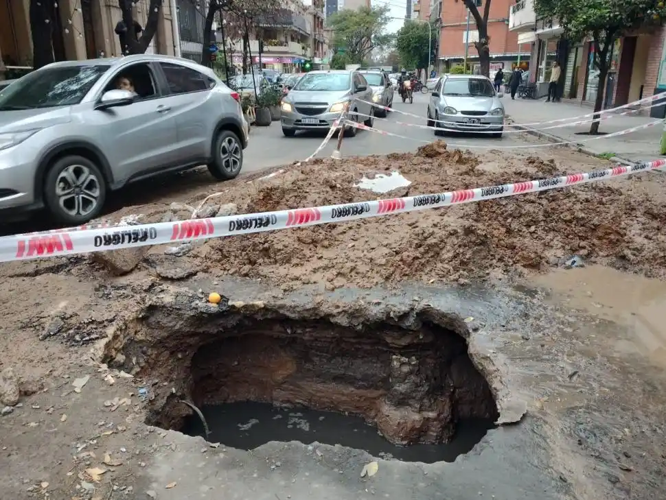 Un enorme boquete se abrió en el pavimento en Buenos Aires al 400