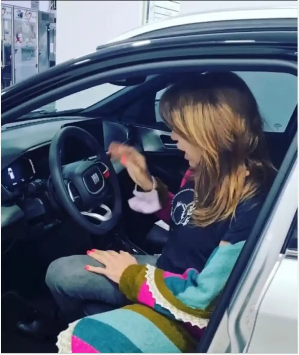 Lizy Tagliani mostrando su auto 0km.