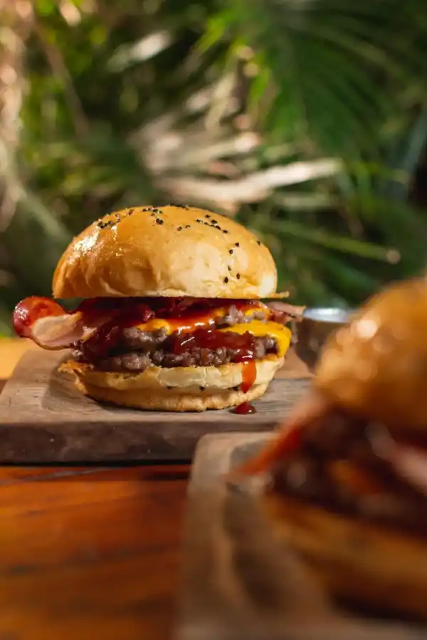 A ELECCIÓN. Mauro Tula, gerente de Castilla Jardín Cervecero en Yerba Buena, considera que lo importante es que cada persona pueda elegir los aderezos para su hamburguesa.