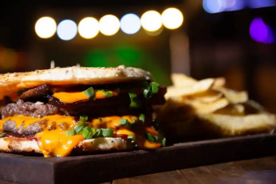 MUUUUCHO CHEDDAR. Según cuenta César Nuñez de Olsen Beer & Bristo, la hamburguesa que jamás falla es la que tiene cheddar entre sus ingredientes. Un buen pan completa el combo.
