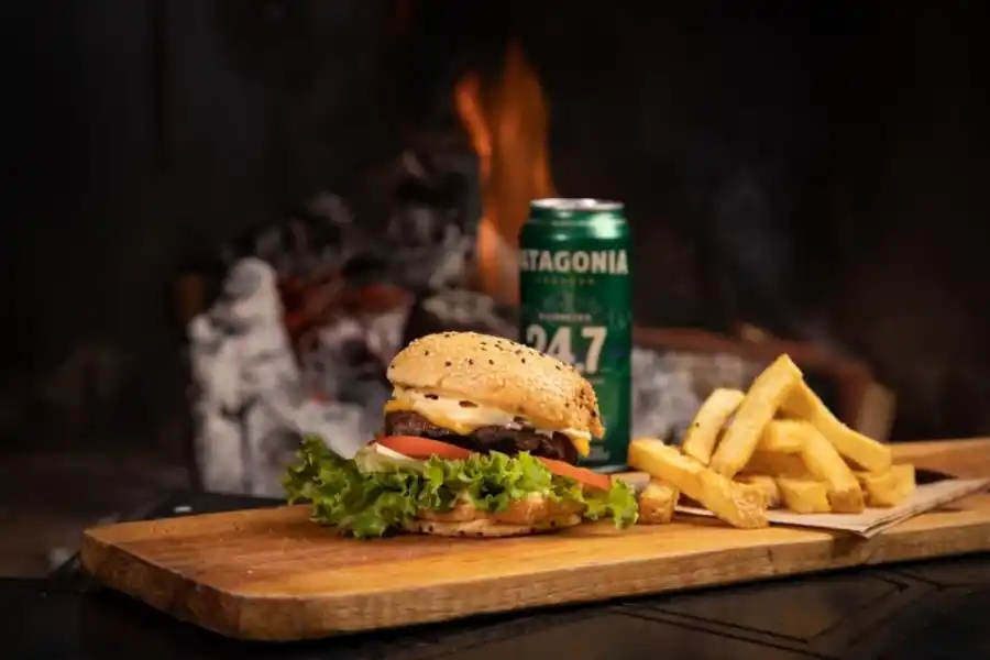 SABORES NUEVOS. La hamburguesa “Frida” de Porter Brew House tiene entre sus ingredientes una buena porción de guacamole.