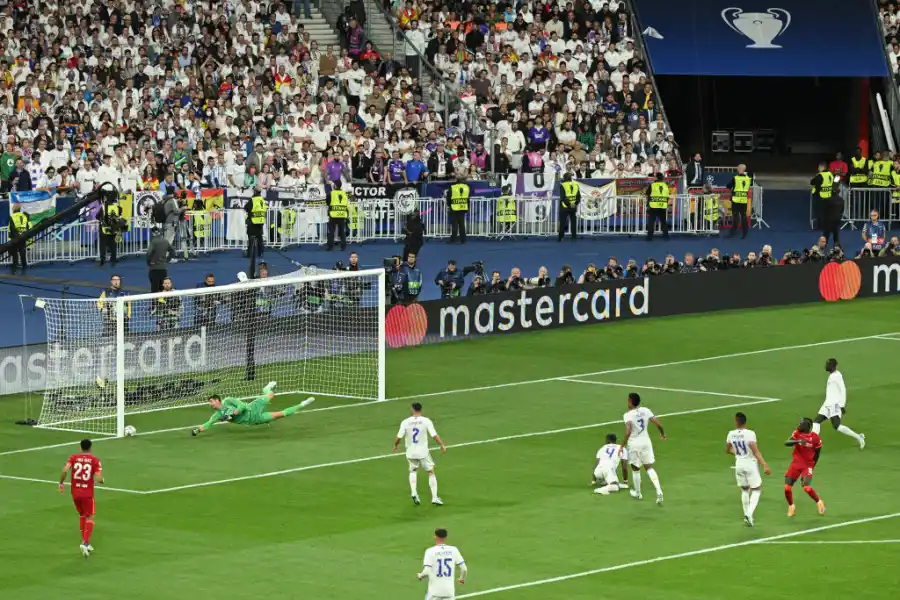 Mané tuvo el 1 a 0, pero Courtois lo evitó. Foto de Twitter.com/Ligadecampeones