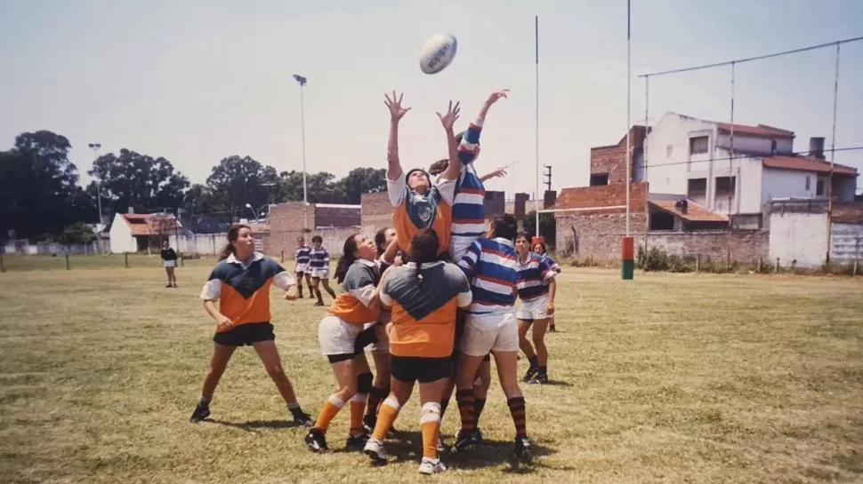 INICIOS. Las primeras giras fueron recién a partir del 99. Una década después, el rugby femenino llegó a Cardenales. Fotos de Gustavo Martínez Ribó