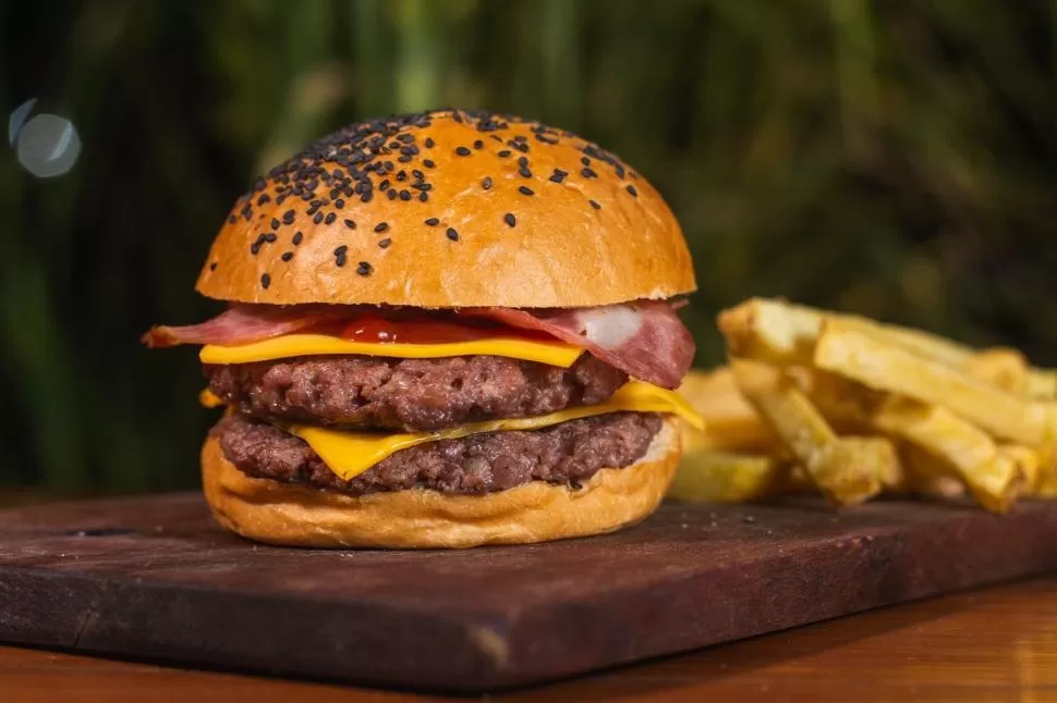 BACON. Con el paso de los años, la panceta se ha vuelto un ingrediente casi indispensable para una buena hamburguesa. 