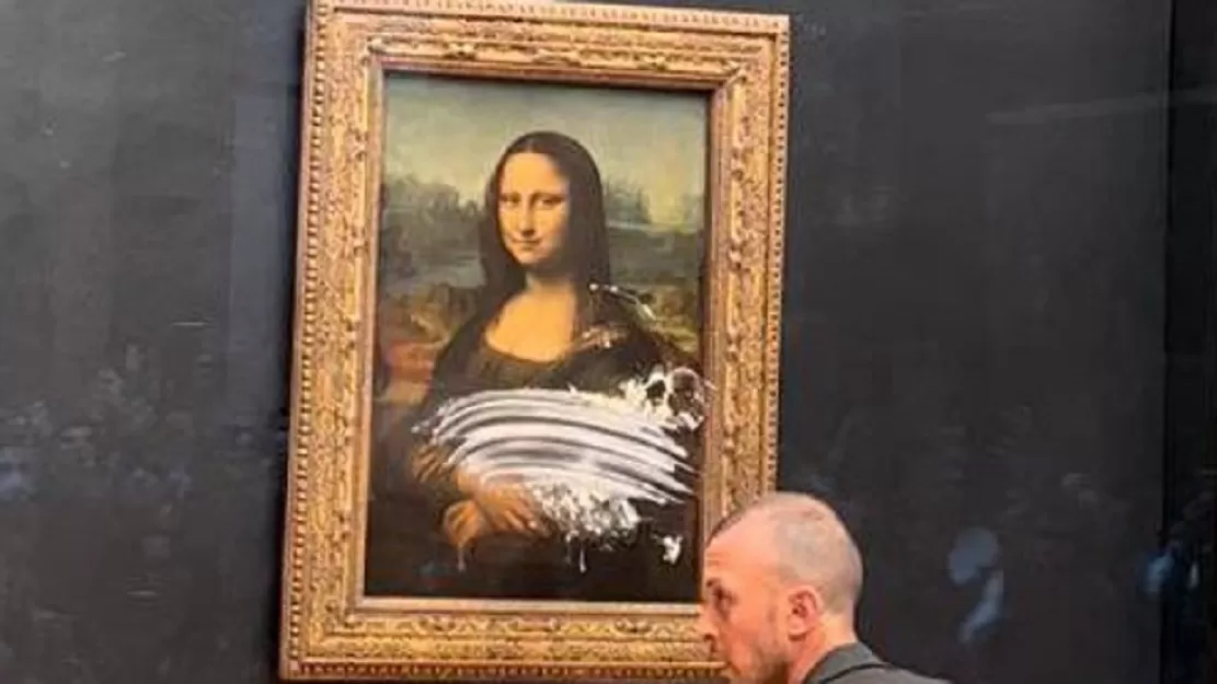 La Mona Lisa atacada a tortazos. Foto: gentileza @MSergio_