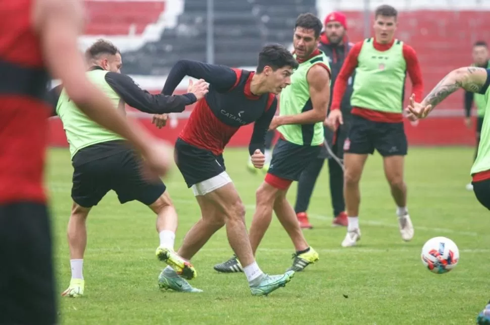 EN ACCIÓN. El “Santo” aprovechó la fecha libre para hacer fútbol en Ciudadela. prensa casm