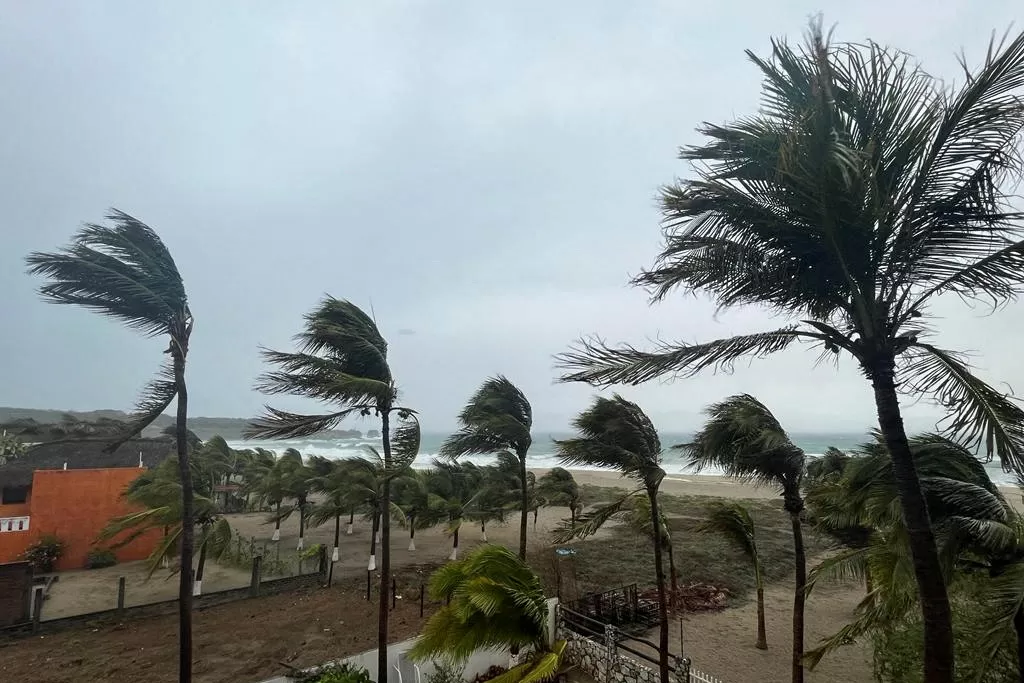 El huracán Agatha tocó tierra en un centro turístico mexicano