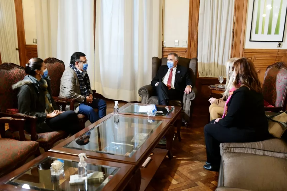 EN CASA DE GOBIERNO. Jaldo encabezó la reunión con la diputada Chahla y los organizadores del Congreso de Enfermería Crítica. Foto: Comunicación Pública