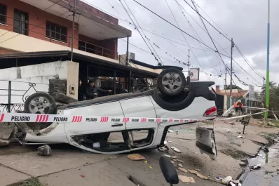 Una camioneta volcó en avenida Mate de Luna al 2.800